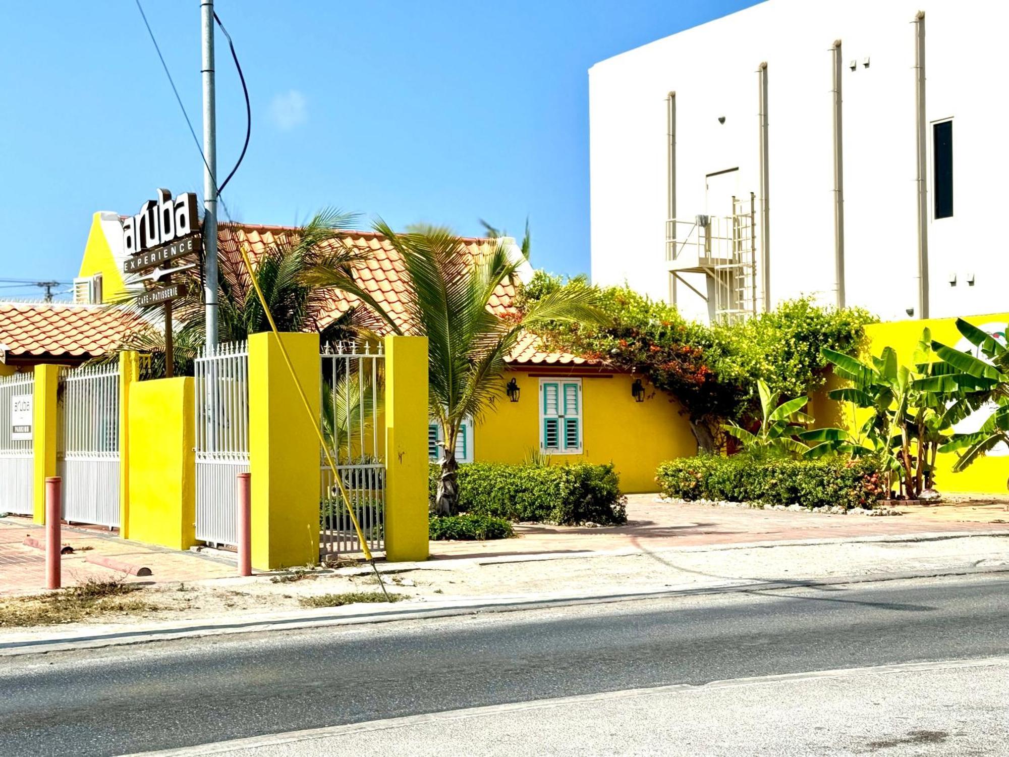 Central Boutique Hotel Oranjestad Exteriör bild
