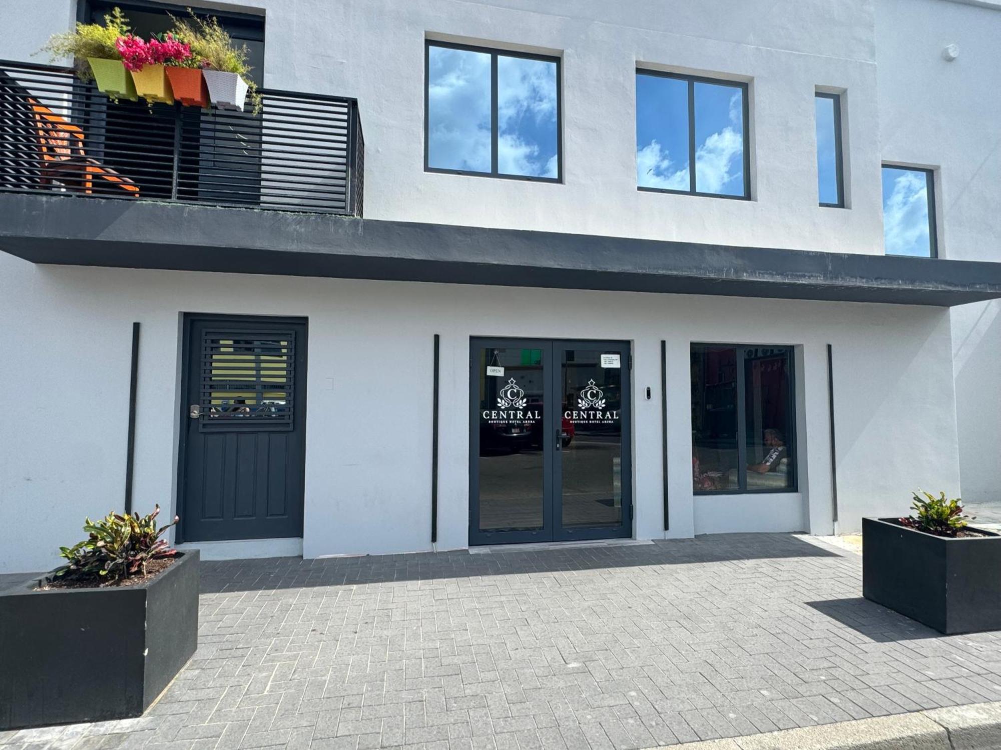Central Boutique Hotel Oranjestad Exteriör bild